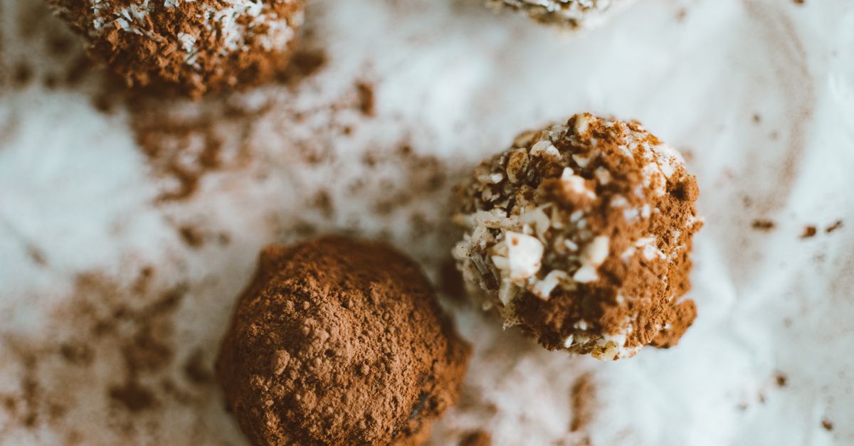 découvrez nos truffes au citron exquis, alliant la fraîcheur acidulée du citron à la douceur fondante du chocolat pour un plaisir gourmet unique.
