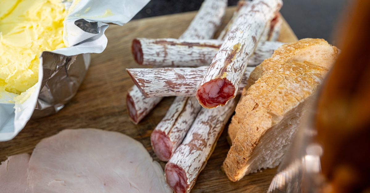 découvrez la recette traditionnelle du pâté lorrain, un délice de la cuisine française alliant viande tendre et pâte croustillante pour un repas convivial.