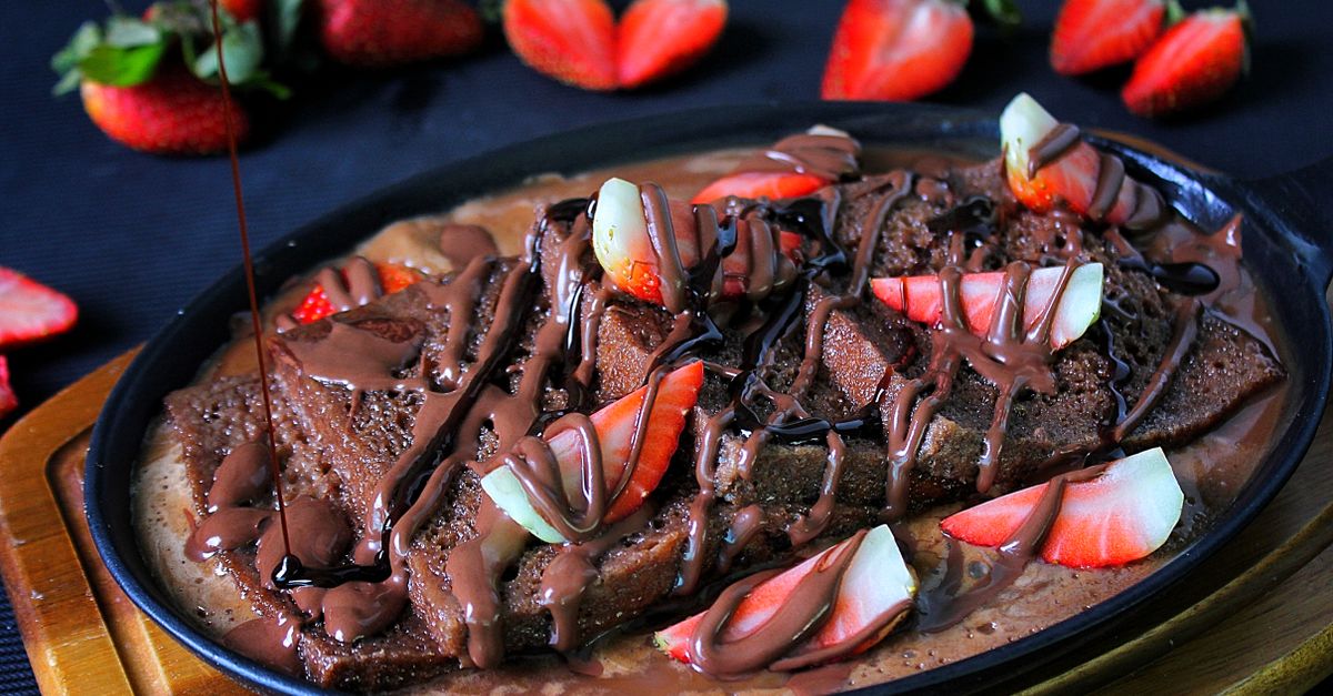 découvrez notre recette de gâteau moelleux au chocolat, une éponge légère et fondante qui ravira tous les amateurs de chocolat.