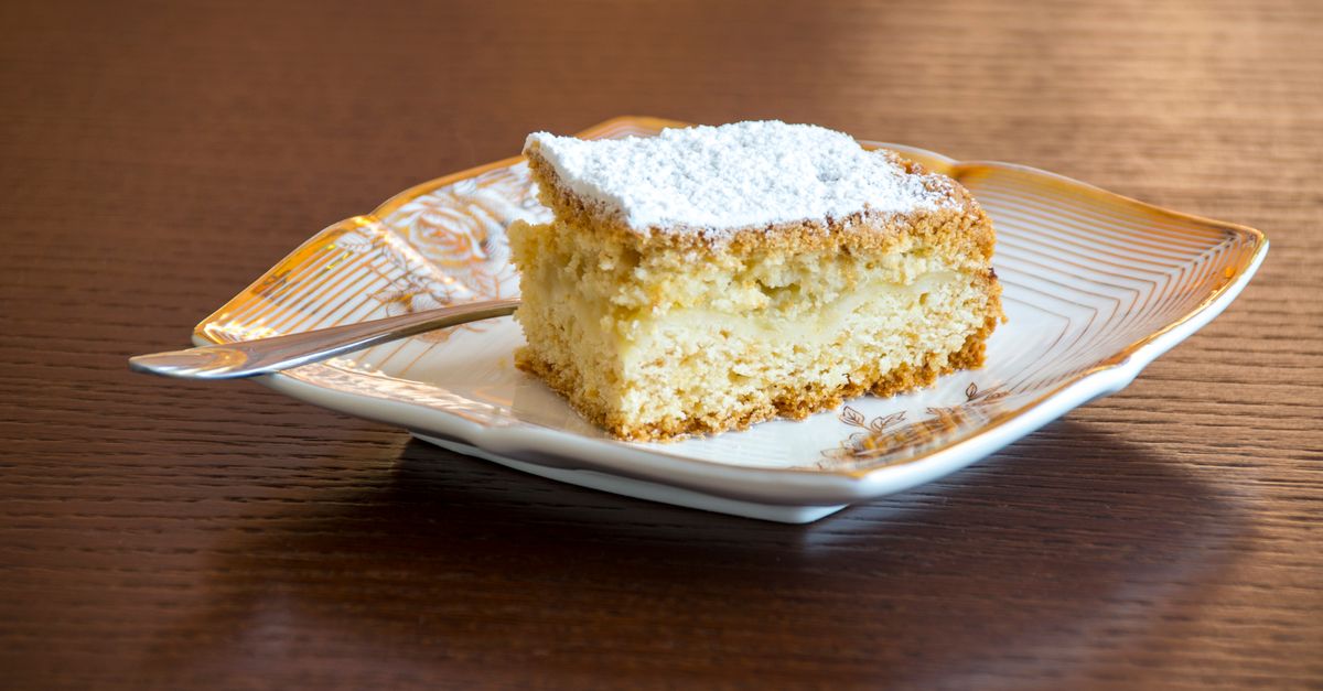 découvrez notre recette de gâteau aux pommes moelleux au yaourt, parfait pour un dessert gourmand et facile à réaliser.