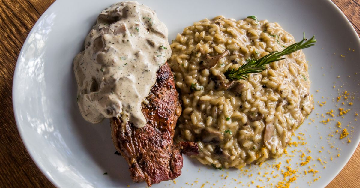 découvrez notre recette crémeuse de risotto au poulet et aux champignons, un plat savoureux et réconfortant parfait pour toutes les occasions.