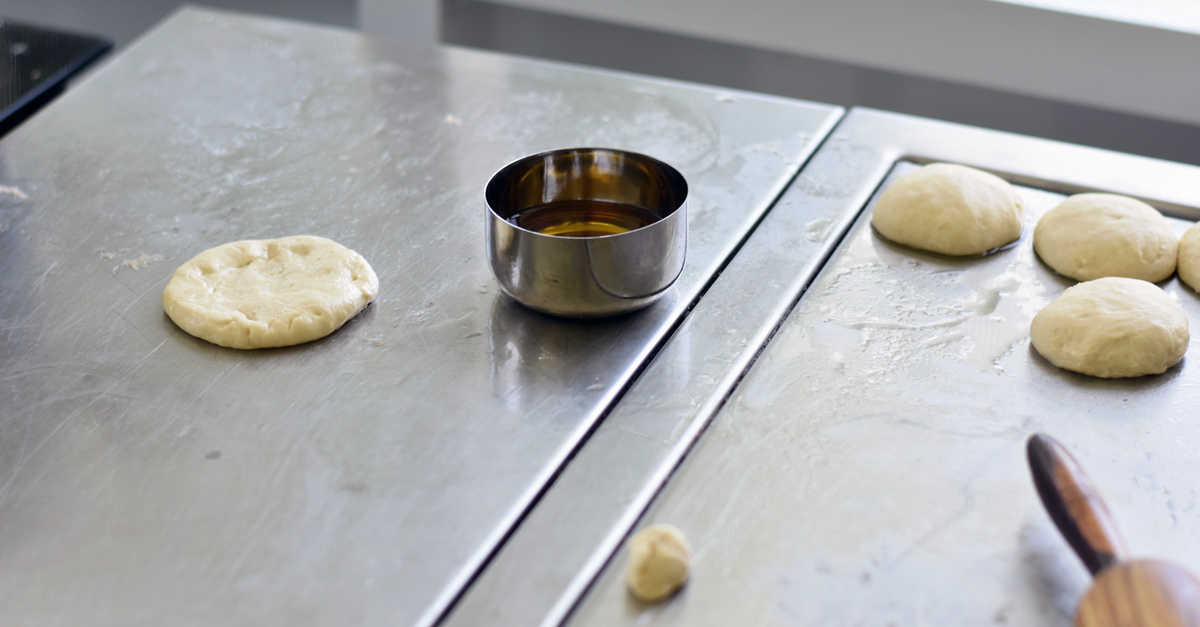 pâte brisée à l'huile : une recette facile et rapide pour une pâte croustillante et légère, idéale pour tartes sucrées ou salées.