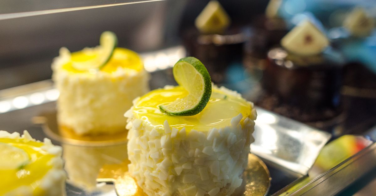 découvrez nos délicieux petits fours à l'amande et à l'orange, parfaits pour accompagner vos moments gourmands avec une touche fruitée et croquante.