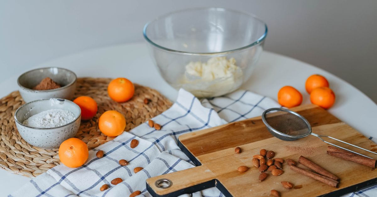 découvrez nos petits fours orange amande, une délicieuse alliance de saveurs fruitées et gourmandes, parfaits pour vos moments de fête et d'élégance.