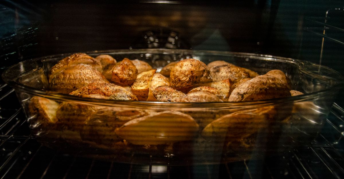 découvrez notre recette facile de pommes de terre croustillantes cuites au four, parfaites pour un accompagnement savoureux et doré à souhait.
