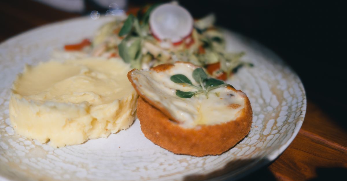 découvrez une recette savoureuse de purée de pommes de terre au parmesan, onctueuse et riche en goût, idéale pour accompagner vos plats préférés.
