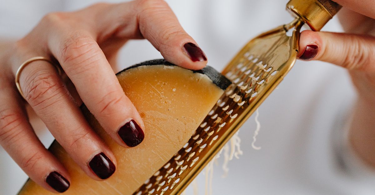 découvrez les meilleures astuces pour conserver le parmesan frais plus longtemps et préserver toute sa saveur.