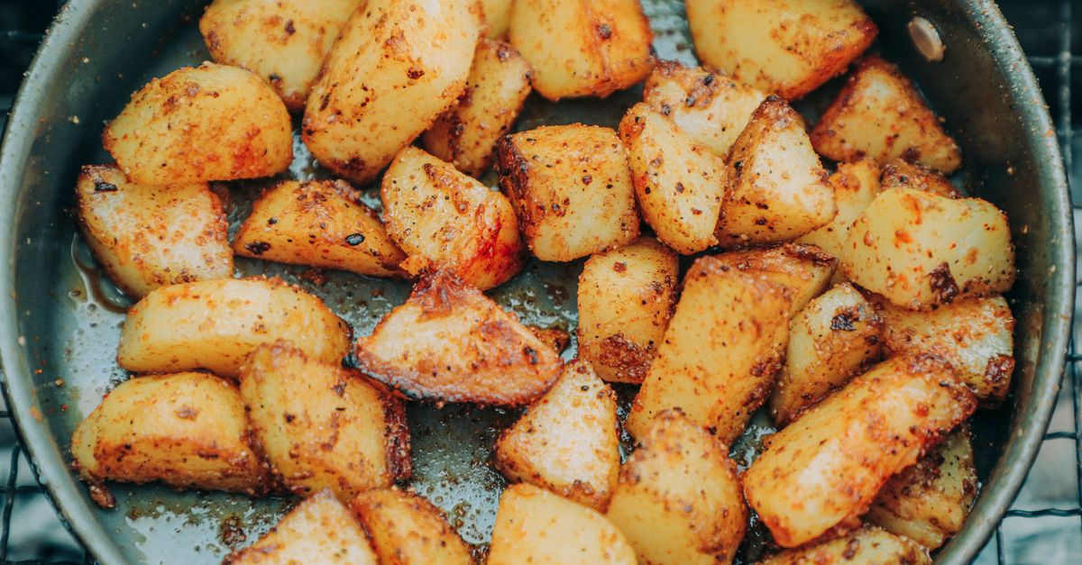 découvrez la recette des pommes de terre rôties parfaites, croustillantes à l'extérieur et fondantes à l'intérieur, pour accompagner tous vos plats avec gourmandise.