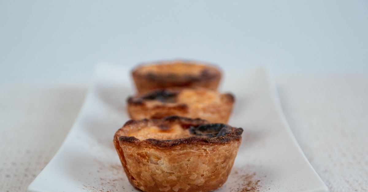 découvrez la délicieuse tarte portugaise, un dessert traditionnel alliant pâte croustillante et garniture riche et savoureuse, parfait pour satisfaire toutes vos envies sucrées.