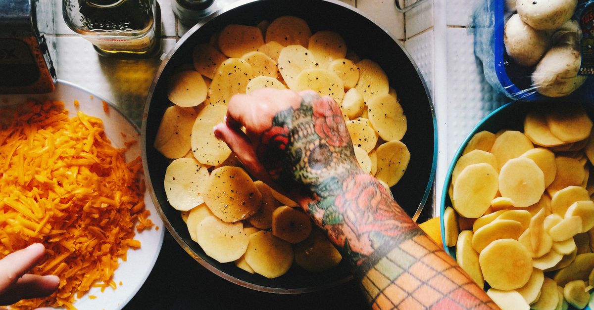 découvrez notre recette savoureuse de gratin de pommes de terre, un plat traditionnel facile à préparer et incontournable pour réchauffer vos repas.