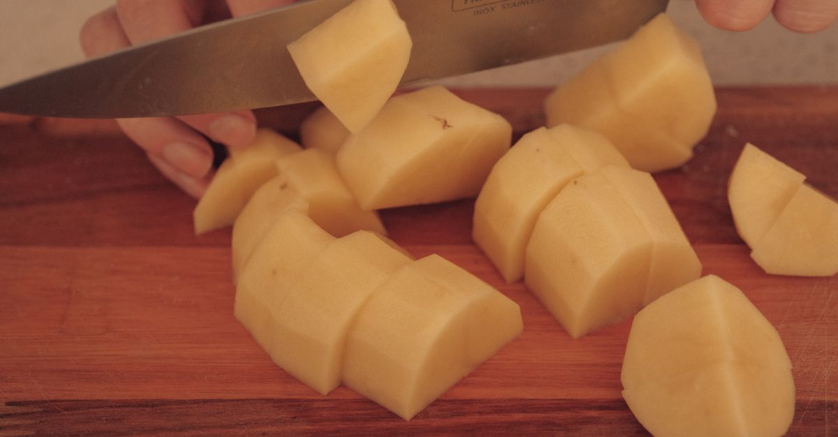 découvrez une recette savoureuse de gratin de pommes de terre, facile à préparer et idéale pour un plat réconfortant en famille.