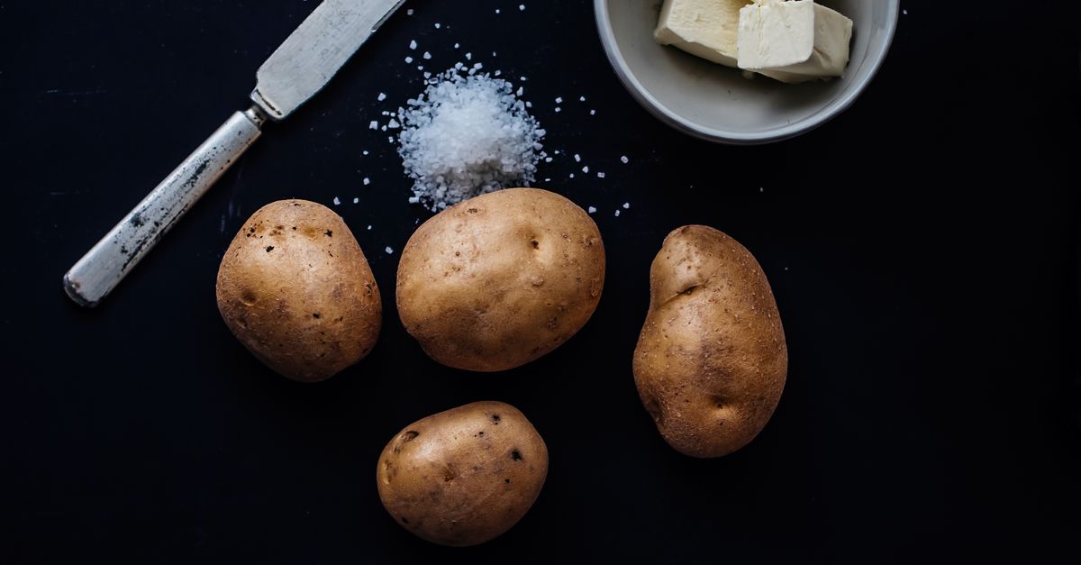 découvrez comment préparer des pommes de terre parfaitement cuites en un rien de temps grâce à l'autocuiseur. une méthode rapide et facile pour des pommes de terre savoureuses et fondantes.