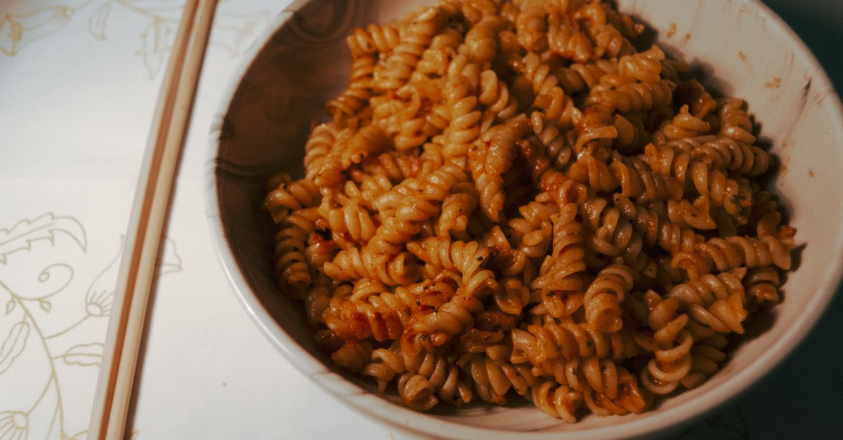 recette rapide de pâtes à la crème et au thon, parfaite pour un repas savoureux et facile à préparer en quelques minutes.