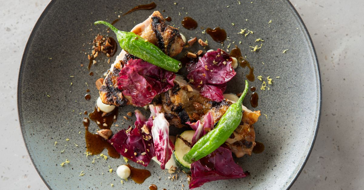 découvrez le radicchio, une variété de chicorée rouge idéale pour apporter une touche amère et croquante à vos salades et plats gourmands.