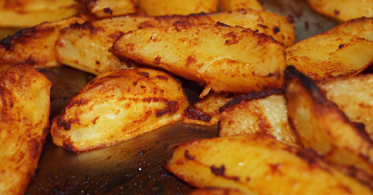 découvrez une recette simple et savoureuse de pommes de terre rôties aux oignons, croustillantes à l'extérieur et fondantes à l'intérieur, parfaites en accompagnement de vos plats favoris.