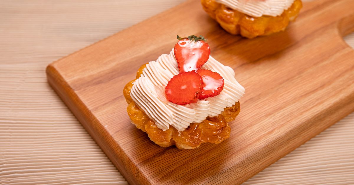 découvrez la recette traditionnelle du saint honoré, un dessert français élégant alliant pâte feuilletée, crème chiboust et caramel croquant.
