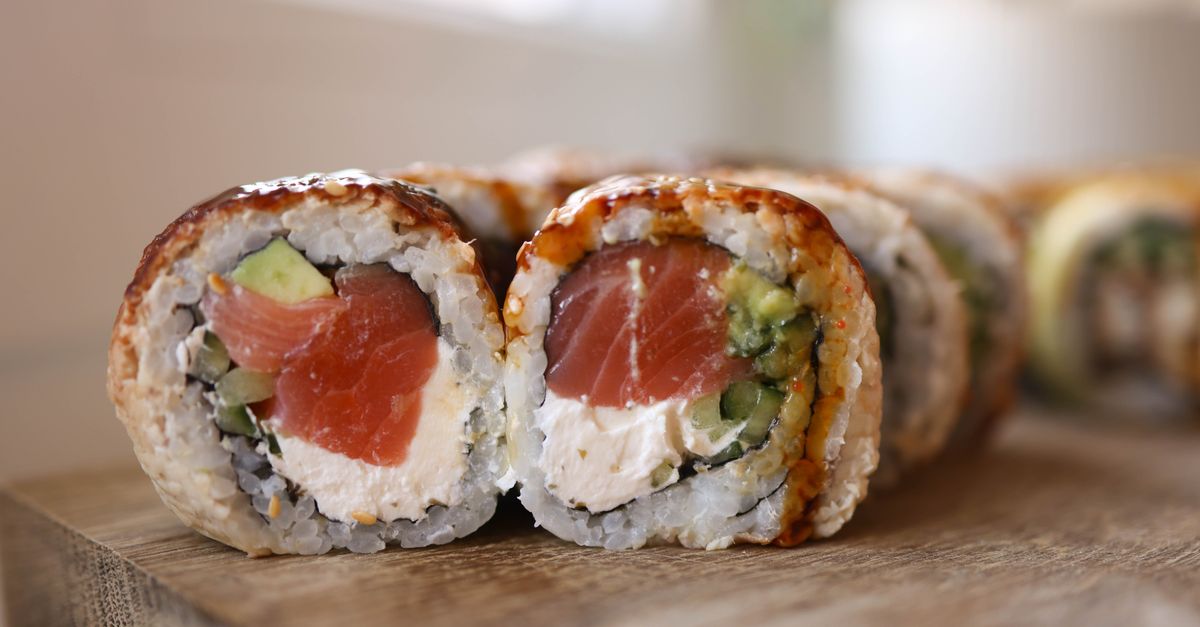 découvrez nos délicieux salmon avocado rolls, une alliance parfaite entre saumon frais et avocat crémeux pour un sushi savoureux et sain.