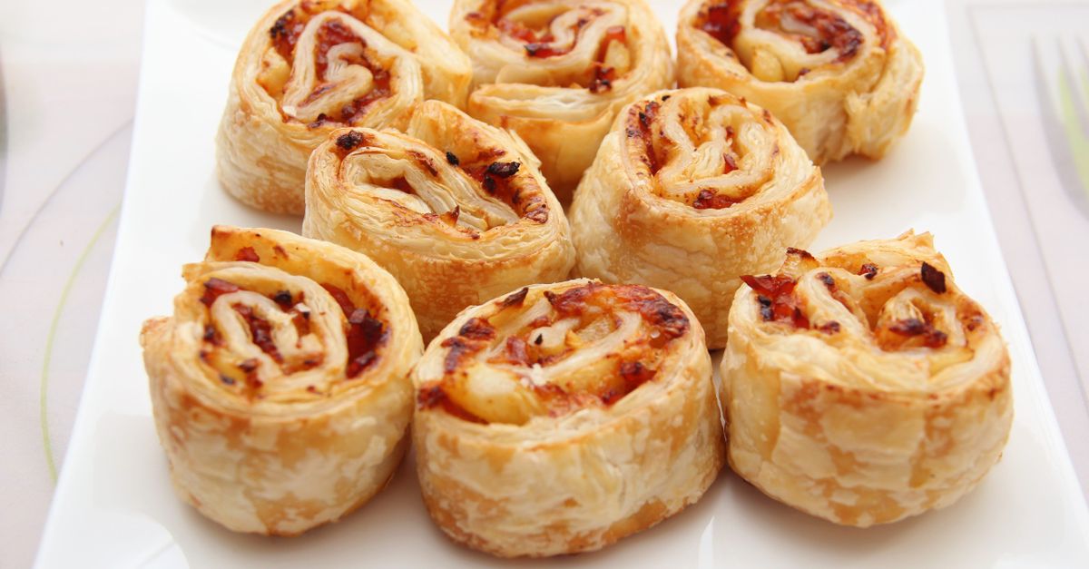 délicieux strudel salé au jambon et fromage, parfait pour une entrée savoureuse ou un repas convivial.