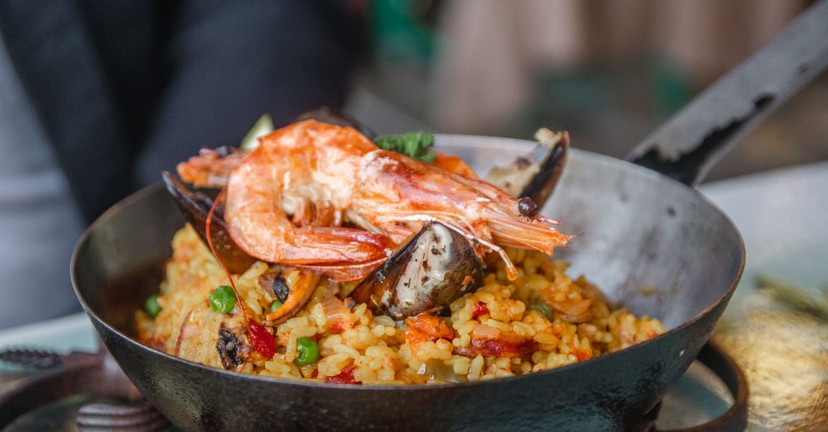 découvrez notre recette savoureuse de paella au poulet et aux fruits de mer, un plat traditionnel espagnol riche en saveurs et facile à préparer.
