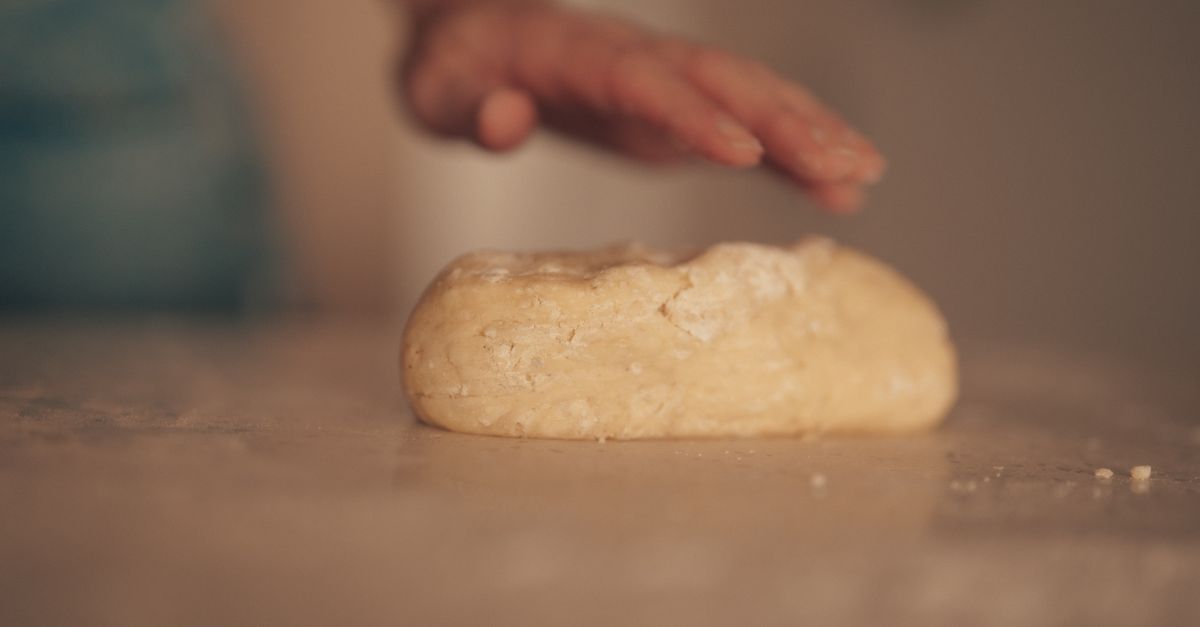 découvrez la pâte brisée, une pâte croustillante et légère parfaite pour toutes vos tartes salées et sucrées. facile à préparer, elle est idéale pour des recettes maison savoureuses.