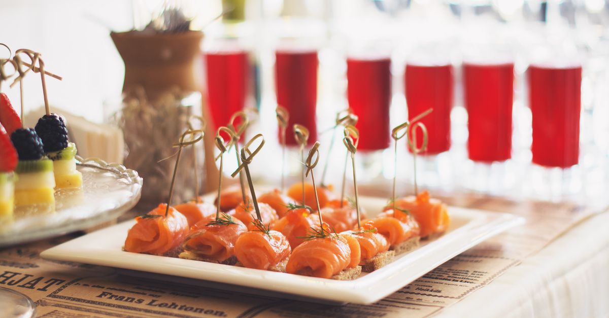 découvrez une présentation élégante et appétissante pour votre amuse-bouche au saumon fumé, idéale pour impressionner vos invités avec une touche raffinée et gourmande.