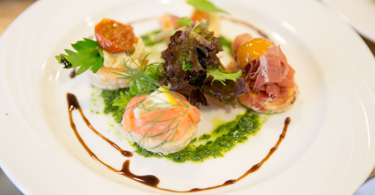 présentation d'une entrée au saumon fumé élégante et appétissante, idéale pour impressionner vos invités avec style et saveurs raffinées.