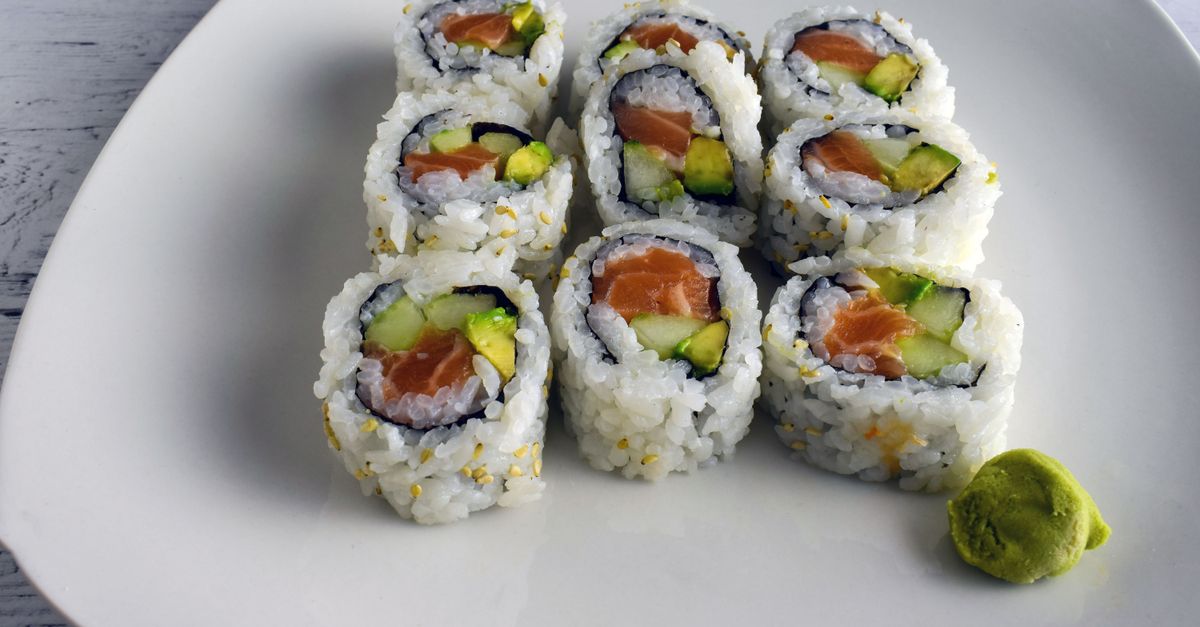 découvrez nos délicieuses roulades de saumon fumé, parfaites pour un apéritif raffiné et rapide à préparer.