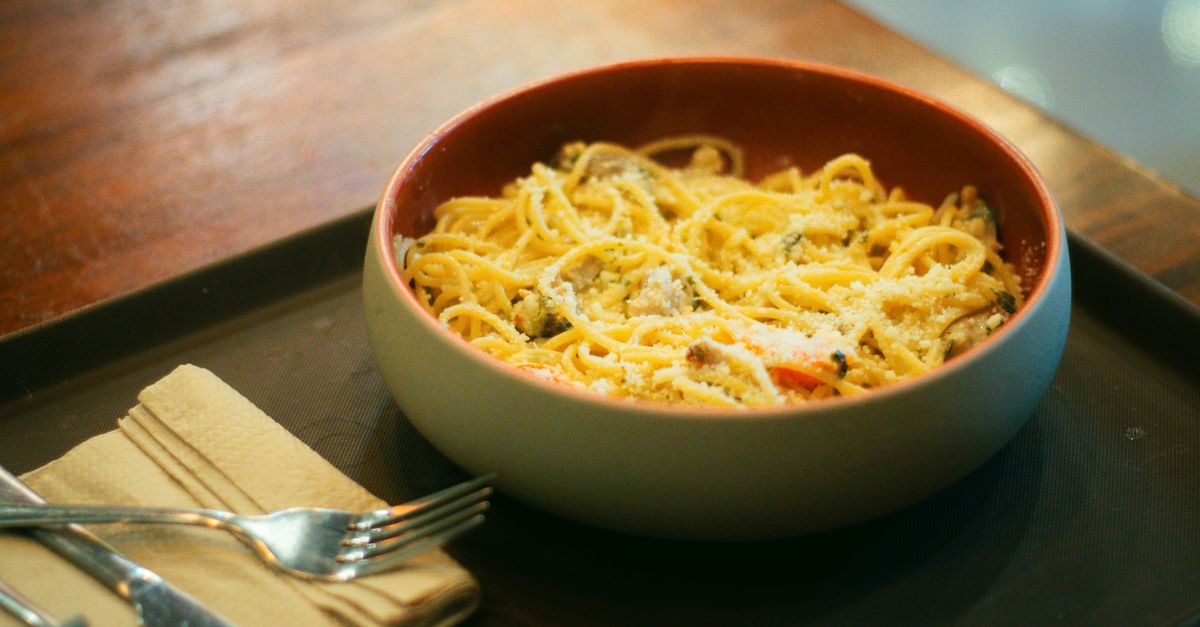 découvrez une recette légère et savoureuse de spaghetti squash carbonara, alliant la douceur de la courge spaghetti à la richesse de la sauce carbonara traditionnelle.