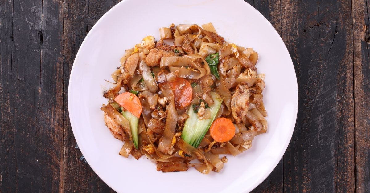 découvrez une recette savoureuse de nouilles sautées aux légumes croquants et au bœuf haché, un plat rapide et équilibré parfait pour un repas gourmand.