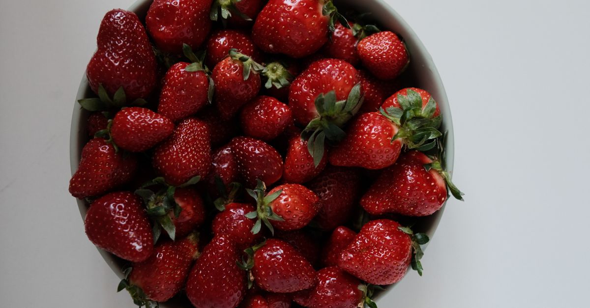 découvrez notre recette facile et délicieuse de clafoutis aux fraises, un dessert traditionnel français léger et fondant, parfait pour toutes les occasions.