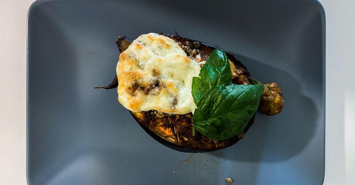 découvrez une délicieuse recette d'aubergines farcies cuites à l'air fryer, rapide et facile à préparer pour un repas savoureux et léger.