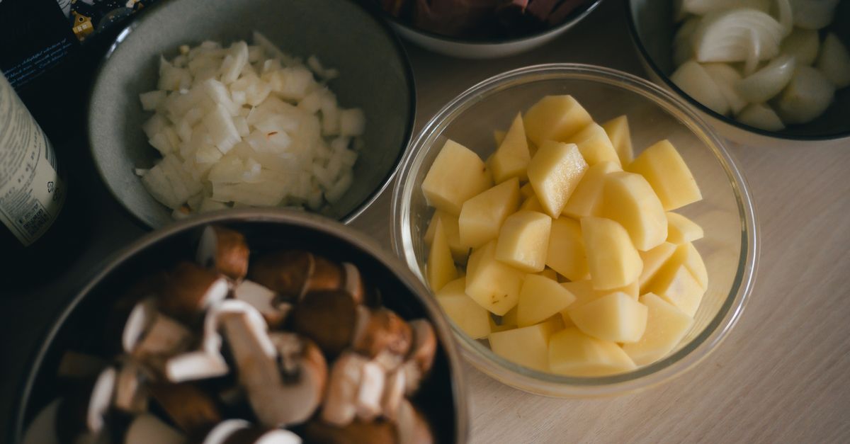 découvrez notre recette délicieuse de pommes de terre au vin blanc, un plat savoureux et parfait pour accompagner vos repas.