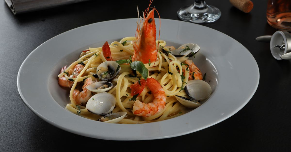 découvrez une délicieuse recette de crevettes au vin blanc, parfaites pour un repas savoureux et raffiné. facile à préparer et plein de saveurs méditerranéennes.