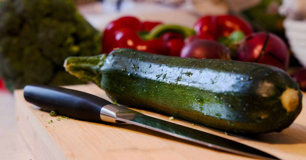 découvrez comment préparer de l'huile de courgette maison, une huile naturelle aux multiples bienfaits pour la santé et la cuisine.