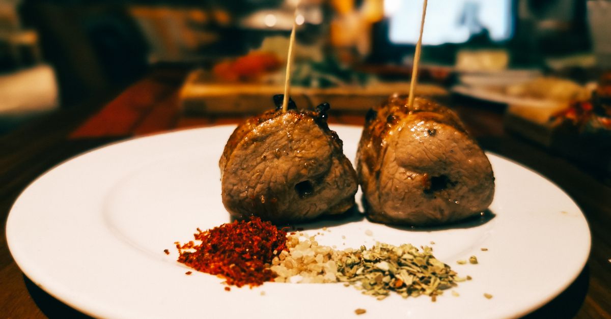 Accueil 12 découvrez la recette du tournedos de bœuf, un plat savoureux et tendre parfait pour un repas gourmet. apprenez à cuisiner cette pièce de viande d'exception avec des astuces simples.