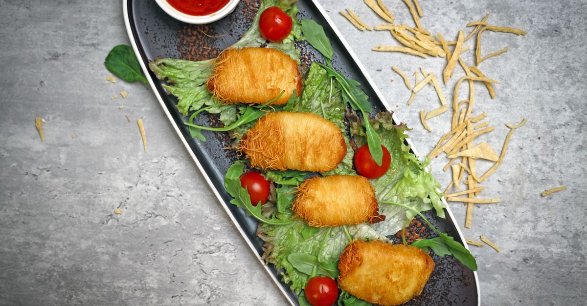 Accueil 11 découvrez notre recette de rösti croustillant, un plat suisse à base de pommes de terre râpées, dorées à la perfection pour un croustillant irrésistible.