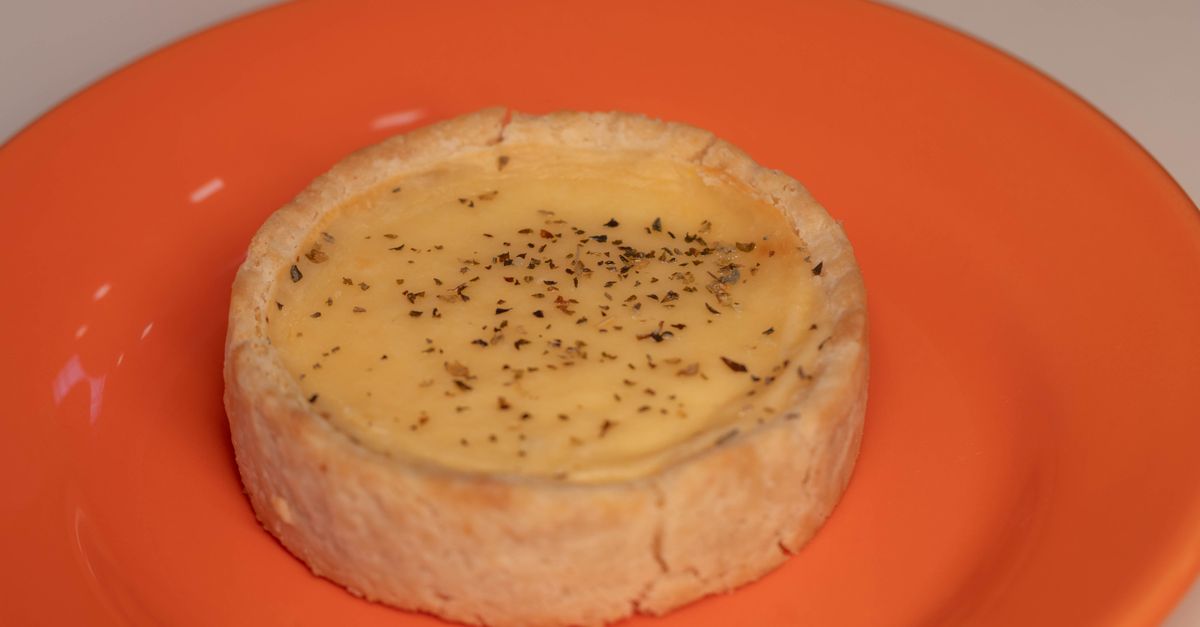découvrez notre délicieuse tarte aux poireaux, bacon et fromage de chèvre, parfaite pour un repas savoureux et gourmand.