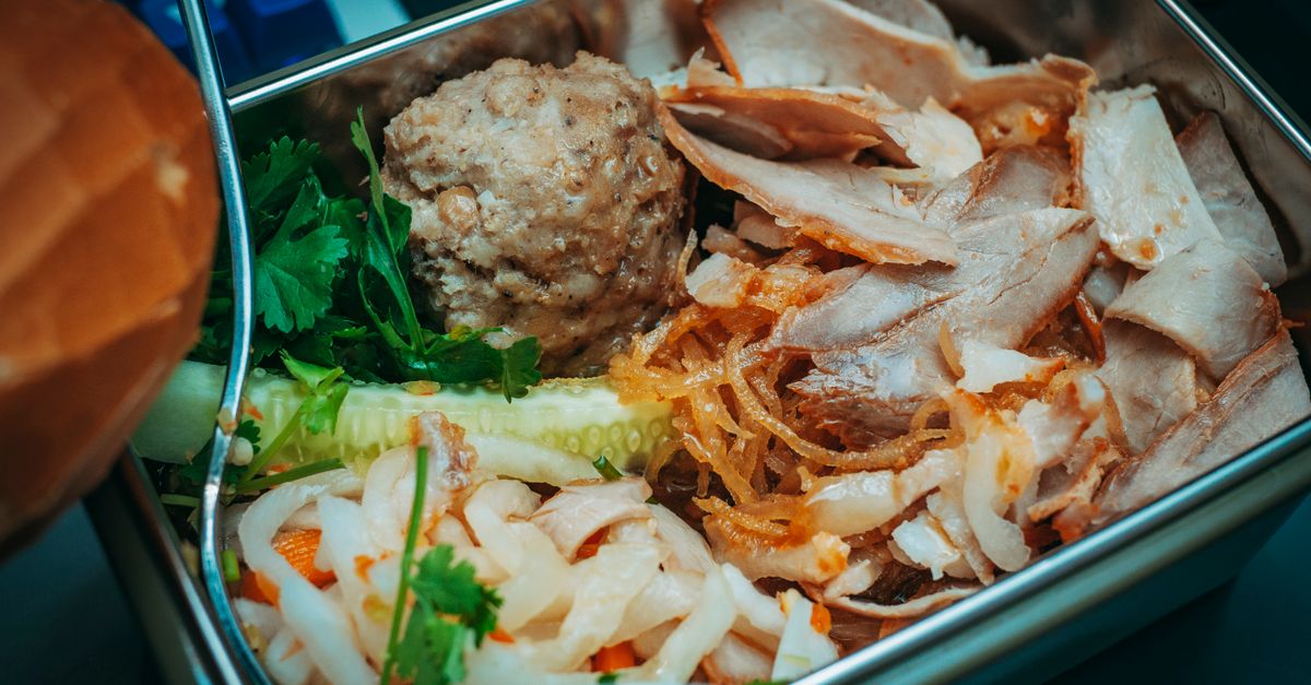 Accueil 14 découvrez notre délicieux bobun, un plat vietnamien savoureux composé de nouilles de riz, légumes frais, viande ou tofu, et une sauce parfumée. parfait pour un repas équilibré et gourmand.