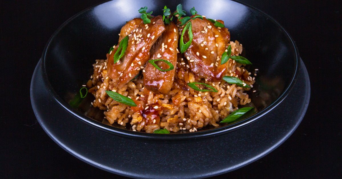 Accueil 9 découvrez notre recette savoureuse de riz frit au poulet, un plat rapide et facile à préparer, parfait pour un repas gourmand et équilibré.