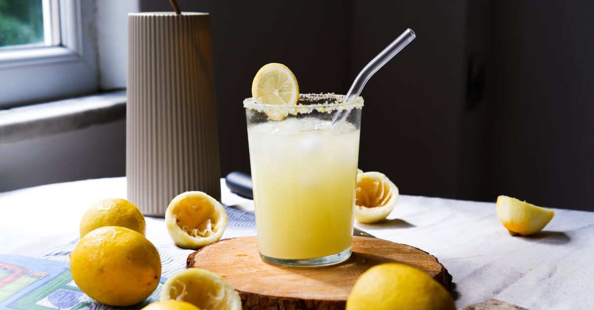 Accueil 9 découvrez notre recette de limonade maison, fraîche et naturelle, idéale pour se rafraîchir lors des chaudes journées d'été.