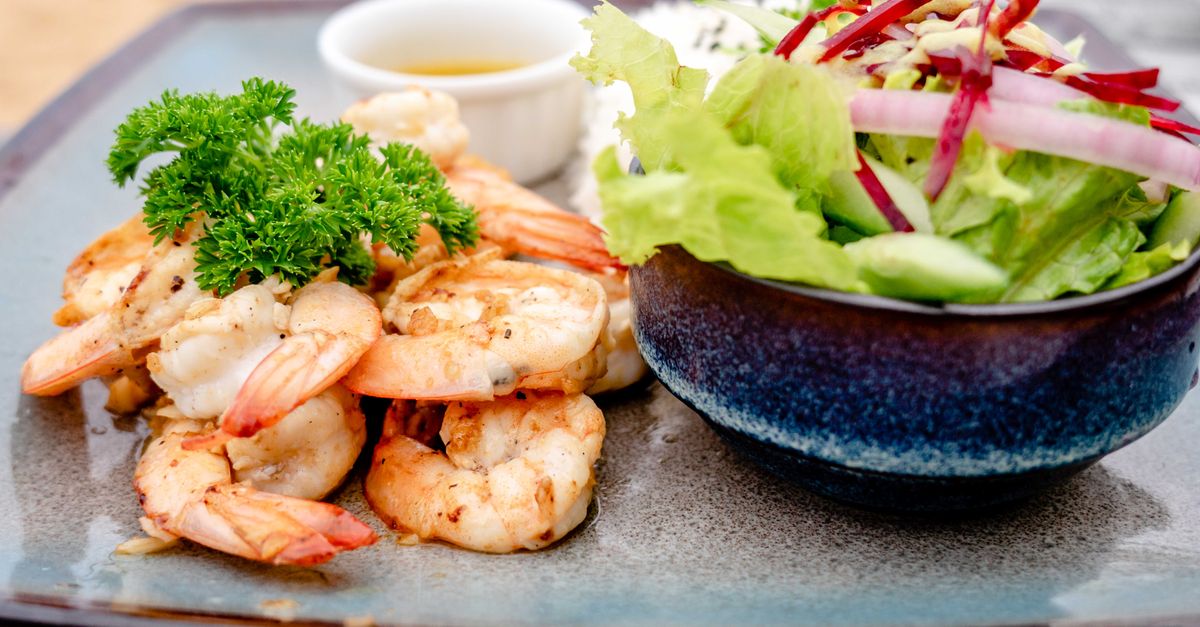 Accueil 10 découvrez notre recette savoureuse de saganaki shrimp, des crevettes grillées à la grecque, nappées de fromage fondant et accompagnées d'épices méditerranéennes.