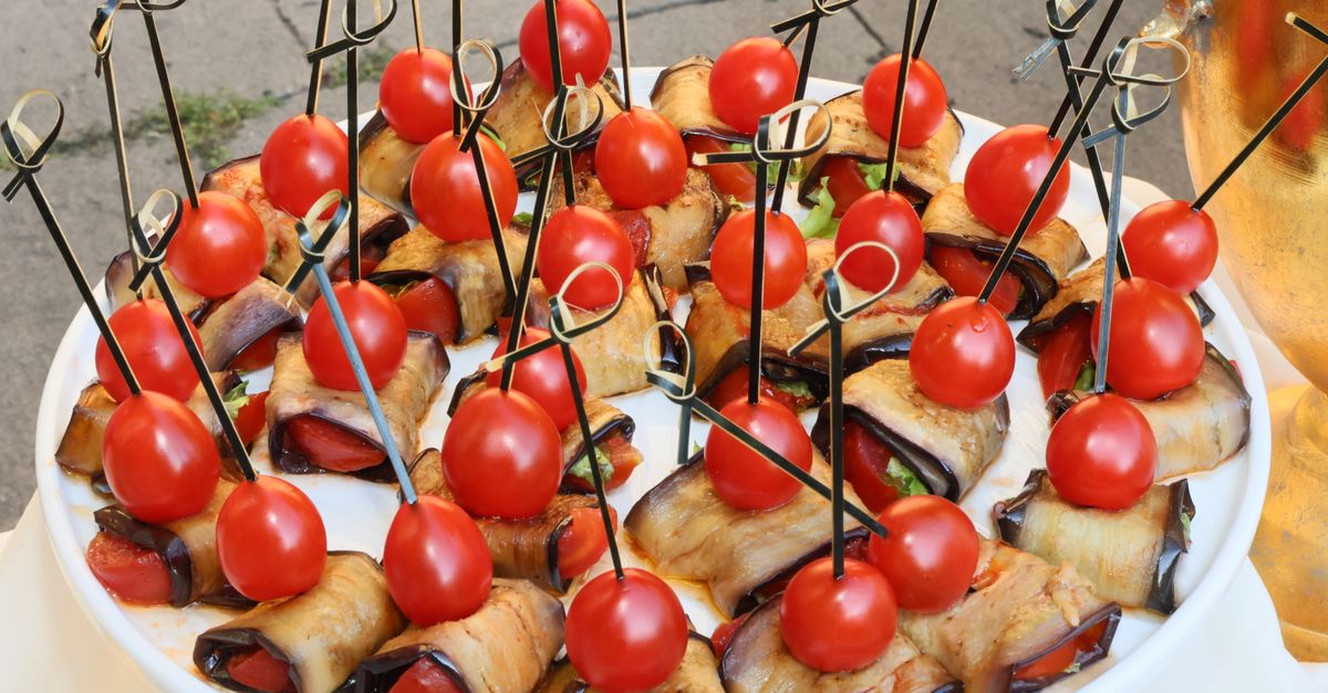 découvrez ces brochettes apéritives de tomates cerises, mozzarella fondante et chorizo, faciles à préparer et pleines de saveurs.