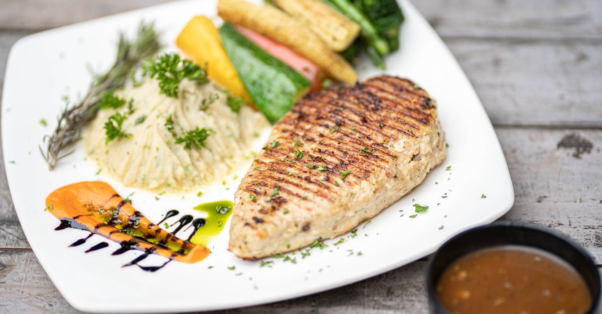 savourez une salade de poulet et de pommes de terre nouvelles, fraîche et gourmande, idéale pour un déjeuner léger ou un repas convivial.