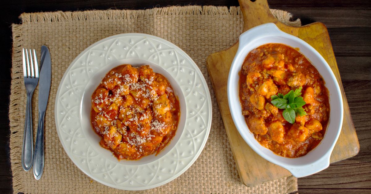 découvrez une recette savoureuse de poulet aux gnocchis, relevée de pesto rouge et de tomates. un plat gourmand et facile à préparer.