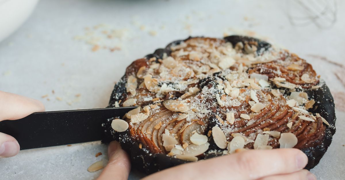 savourez une galette des rois originale au chocolat et à la poire, mêlant pâte feuilletée dorée, garniture fondante et douceur fruitée.