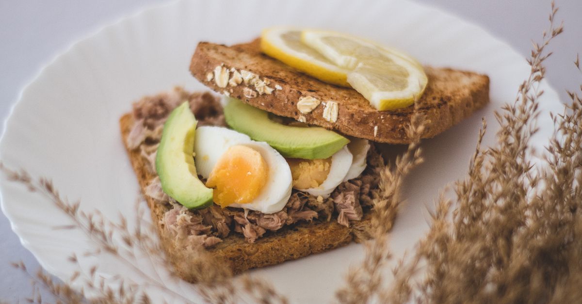Accueil 10 découvrez une recette de toast au thon et au concombre, fraîche, croquante et facile à préparer pour un déjeuner léger ou une collation.
