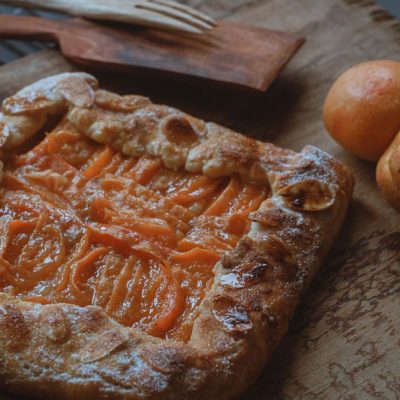 découvrez notre délicieux gâteau à l'abricot, moelleux et fruité, parfait pour toutes les occasions gourmandes.