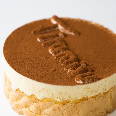 découvrez notre recette facile de gâteau tiramisu cuit, alliant la douceur du tiramisu classique à la texture moelleuse d'un cake pour un dessert irrésistible.