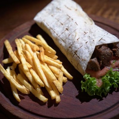 découvrez notre recette savoureuse de beef shawarma, un délice à base de viande de bœuf marinée aux épices, parfaitement grillée et servie avec des accompagnements frais.