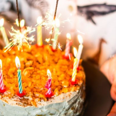 découvrez notre délicieuse recette de gâteau d'anniversaire facile à réaliser pour célébrer vos moments spéciaux avec douceur et gourmandise.
